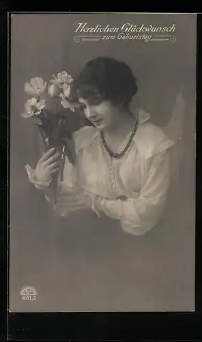 Foto-AK R & K / L Nr. 8631/2: Hübsche Dame mit Blumenvase