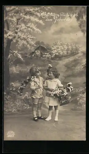 Foto-AK R & K / L Nr. 8767/5: Zwei niedliche Kinder mit Blumen