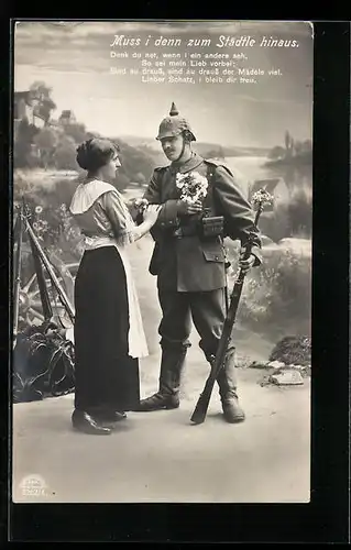 Foto-AK R & K / L Nr. 8262/4: Soldat verabschiedet Frau, Gewehr mit Blumen