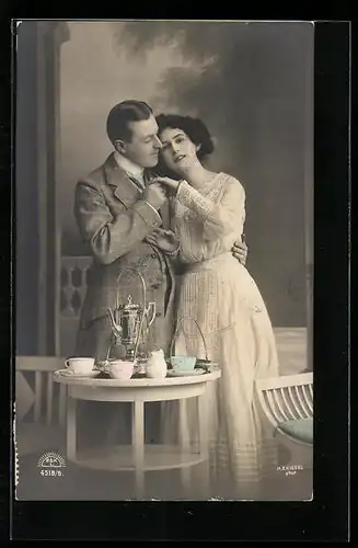 Foto-AK R & K / L Nr. 4518/6: Mann hält Frau im Arm