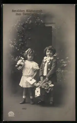 Foto-AK R & K / L Nr. 5065/5: Zwei niedliche Gratulanten mit Blumen