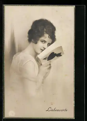 Foto-AK R & K / L Nr. 8734/6: Hübsche Dame mit Buch, Liebesworte