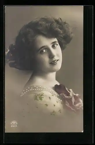 Foto-AK R & K / L Nr. 4741/2: Hübsche Dame mit verträumten Blick