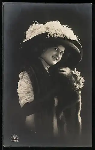 Foto-AK R & K / L Nr. 4808/4: Frau mit pompösem Hut und Pelz