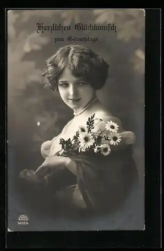Foto-AK R & K / L Nr. 5618/6: Bezaubernde Dame mit Perlenkette und Blumen