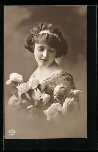 Foto-AK R & K / L Nr. 8034/6: Bezaubernde Dame mit Rosen