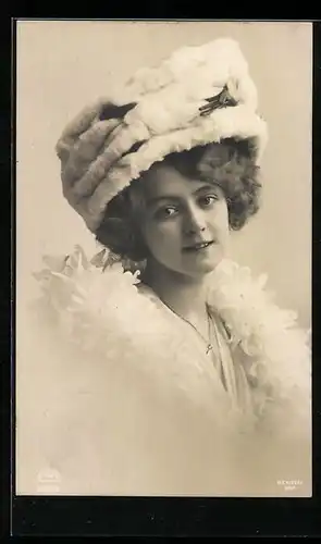 Foto-AK R & K / L Nr. 4202/2: Dame im Kleid mit Pelzhut
