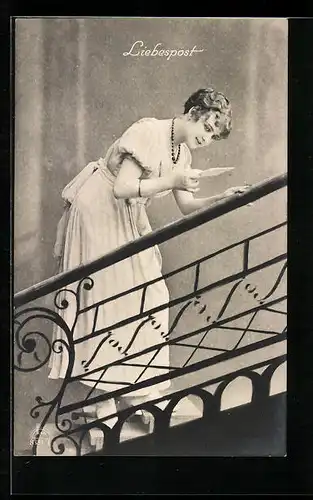 Foto-AK R & K / L Nr. 8381 /4: Dame liest einen Liebesbrief