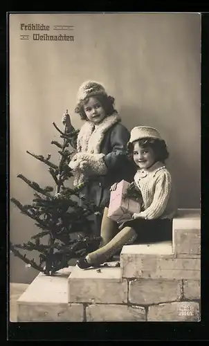Foto-AK R & K / L Nr. 3954 /1: Kinder mit Weihnachtsbaum und Geschenken