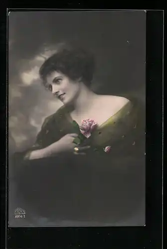Foto-AK R & K / L Nr. 8894 /1: Junge Frau mit Rose