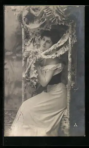 Foto-AK Photochemie Berlin: Junge Dame in einem Korbstuhl