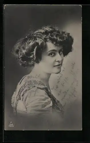 Foto-AK Photochemie Berlin Nr. 7514: Junge Dame mit Lockenfrisur