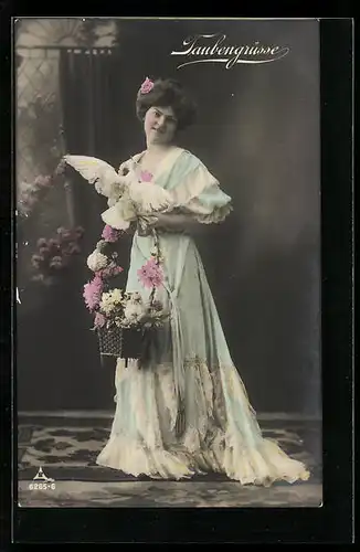 Foto-AK Photochemie Berlin Nr. 6265-6: Dame mit Blumenkorb und Taube in der Hand, Taubengrüsse