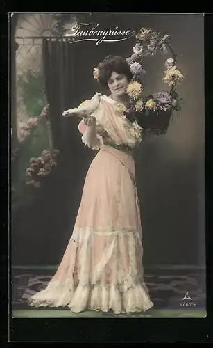 Foto-AK Photochemie Berlin Nr. 6265-4: Dame mit Blumen und Taube auf der Hand, Taubengrüsse