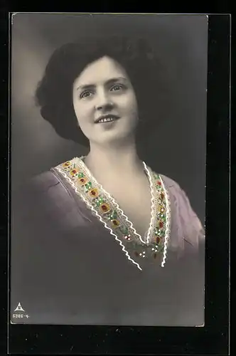 Foto-AK Photochemie Berlin Nr. 6386-4: Lächelnde Dame in besticktem Kleid