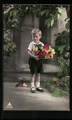 Foto-AK Photochemie Berlin Nr. 6705 /6: Junge mit Blumenkorb