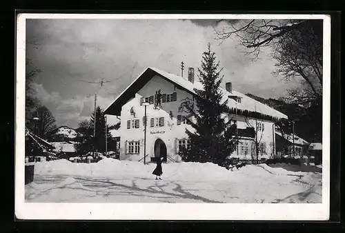 AK Lenggries, Ortspartie mit Sparkasse im Winter