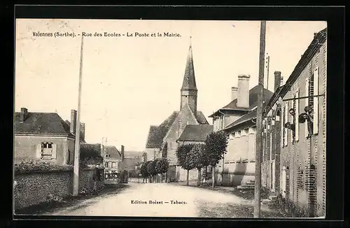 AK Valennes, Rue des Ecoles, La Poste et la Mairie