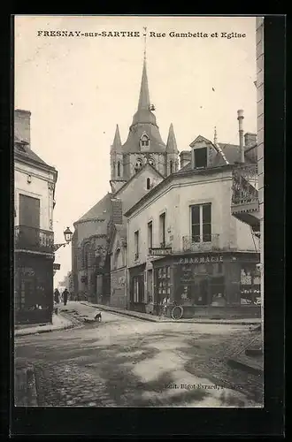 AK Fresnay-sur-Sarthe, Rue Gambetta et Eglise