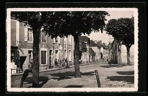 AK Malicorne, Rue Hoche, vue de la Place