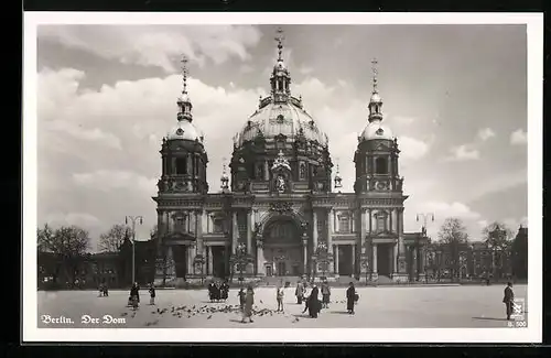AK Berlin, Der Dom mit Besuchern