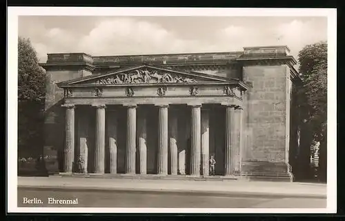 AK Berlin, Blick auf Ehrenmal Neue Wache, Unter den Linden