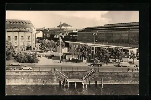 AK Berlin, Tränenpalast am Bahnhof Friedrichstrasse, VW-Käfer