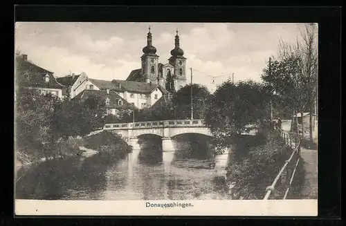 AK Donaueschingen, Ortspartie mit Brücke und Kirche