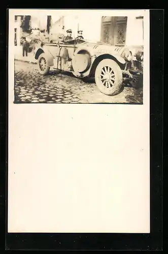 Foto-AK Zwei deutsche Soldaten in einem Auto, Frankreich 1915