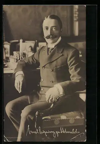 AK Erbprinz Ernst zu Hohenlohe-Langenburg an seinem Schreibtisch