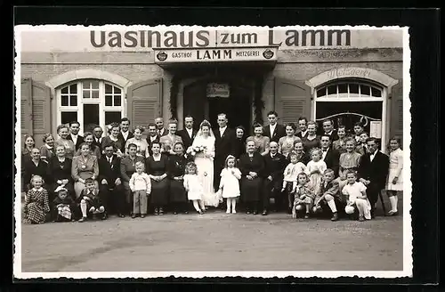 Foto-AK Kirchheim-Teck, Hochzeitsgesellschaft vorm Gasthaus zum Lamm