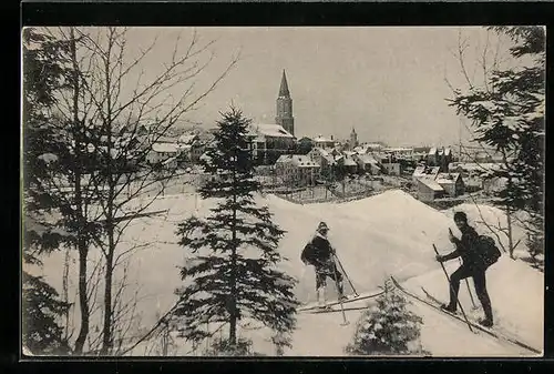 AK Johanngeorgenstadt / Erzgeb., Totale im Winterglanz, Skiläufer