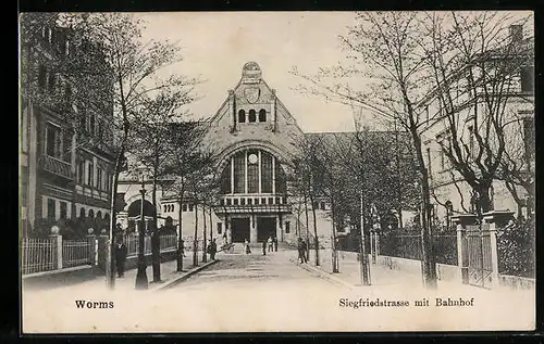 AK Worms, Siegfriedstrasse mit Bahnhof