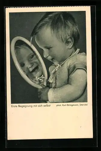 AK Erste Begegnung mit sich selbst, kleines Mädchen lacht in einen Handspiegel, Contax-Aufnahme, Tessar 1:2,8