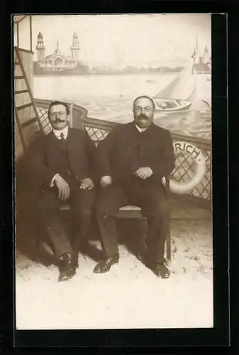 Foto-AK Zwei stattliche Herren sitzen auf dem Deck eines Schiffes, Studiokulisse