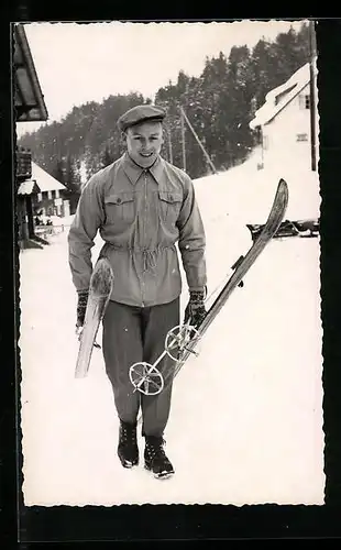 AK Mann stapft mit seinen Skiern durch den Schnee