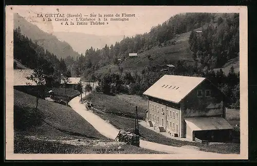 AK La Giettaz, Sur la route de Flumet à la Giettaz