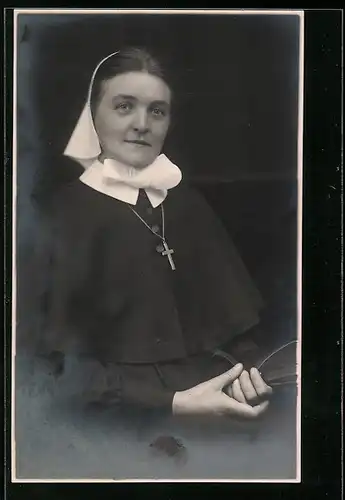 AK Christliche Schwester im Ornat
