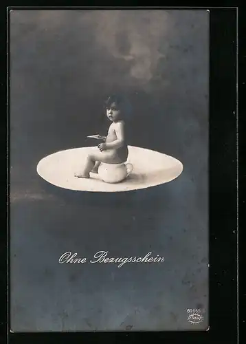 AK Kleinkind auf dem Nachtgeschirr ohne Bezugsschein, Toilettenhumor