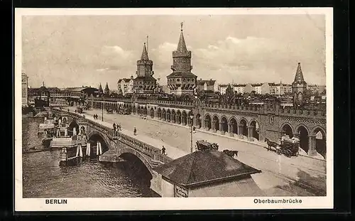 AK Berlin-Friedrichshain, Oberbaumbrücke mit Passanten