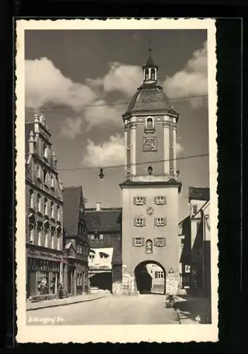 AK Dillingen / Do., Uhrenturm mit Durchblick auf einen Gasthof