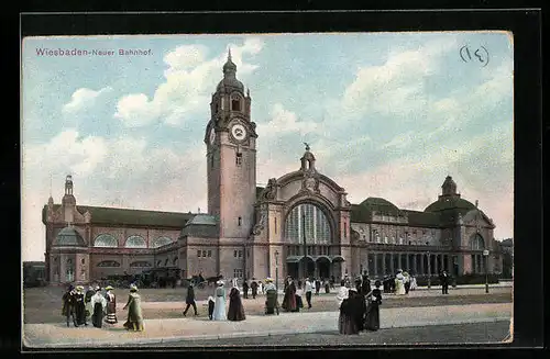 AK Wiesbaden, Passagiere vor dem Neuen Bahnhof