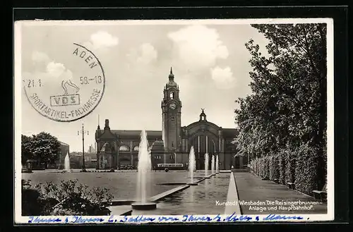 AK Wiesbaden, Reisingerbrunnen-Anlage mit Blick auf das Bahnhofsgebäude