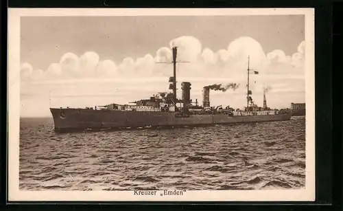AK Kriegsschiff Kreuzer Emden in voller Fahrt