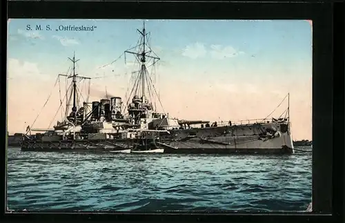 AK S.M.S. Ostfriesland mit Beiboot vor der Küste, Kriegsschiff