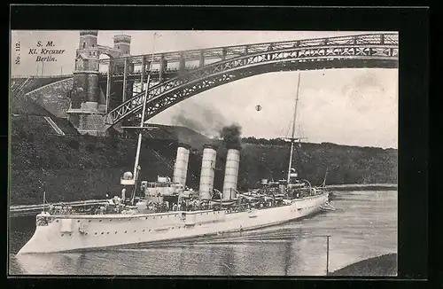 AK S.M. Kleiner Kreuzer Berlin passiert eine Brücke auf dem Fluss, Kriegsschiff