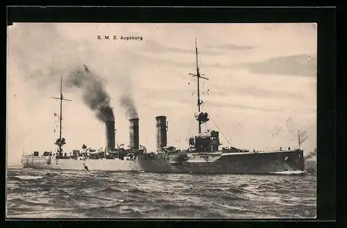 AK S.M.S. Augsburg, das Kriegsschiff auf See in voller Fahrt