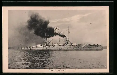 AK S.M.S. Kaiserin, das Kriegsschiff vor der Küste gesehen