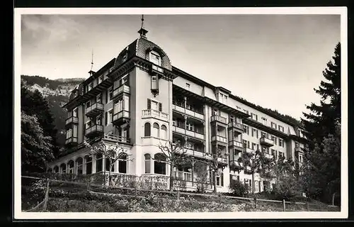 AK Lungern, vor dem Haus St. Josef