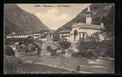 AK Bignasco, Valle Maggia, Brücke vor der Kirche